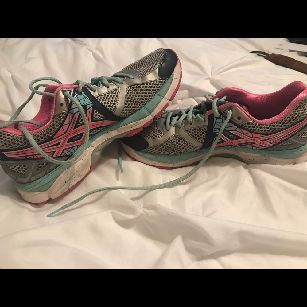 Tennis shoes